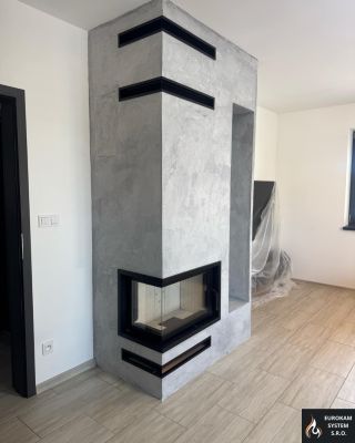 Moderní krbová obestavba s vložkou Defro HOME IMPULS 🔥 Betonová stěrka dodává interiéru luxusní vzhled!