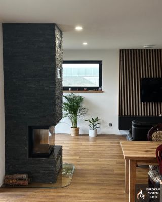 Obestavba krbové vložky Romotop HEAT C 3G s elegantním kamenným obkladem! Perfektní spojení designu a tepla pro váš domov. 🔥✨